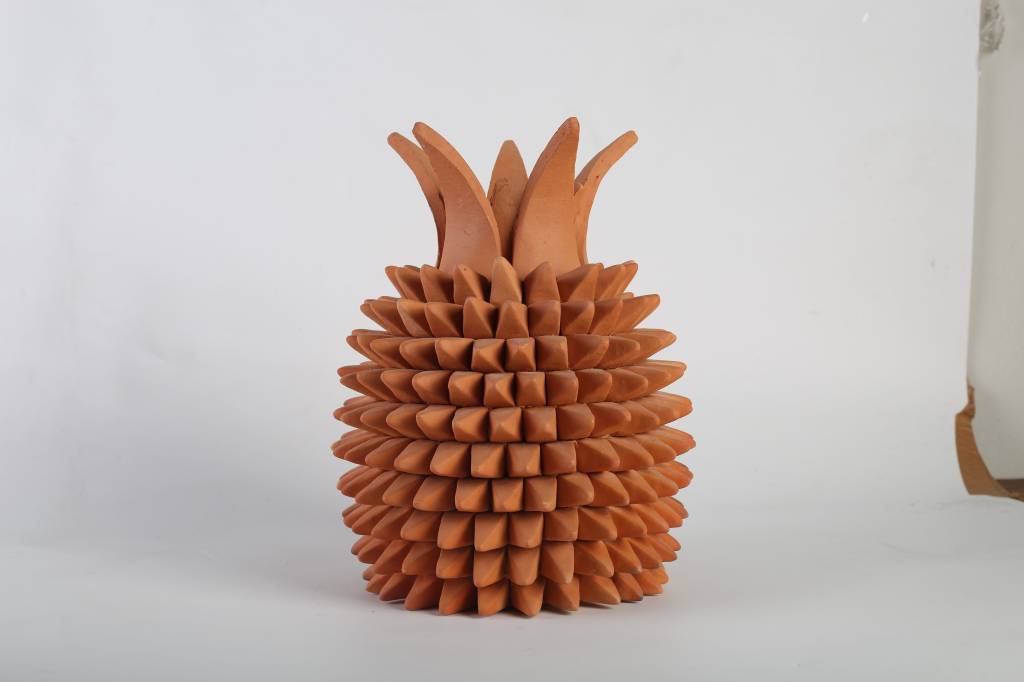 Escultura de abacaxi de cerâmica