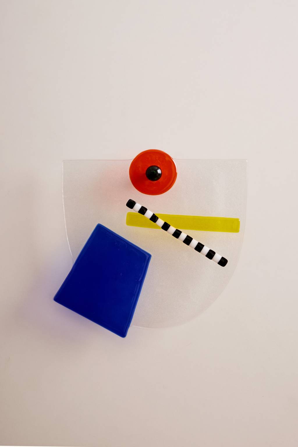 Vaso de flores xadrez preto e branco