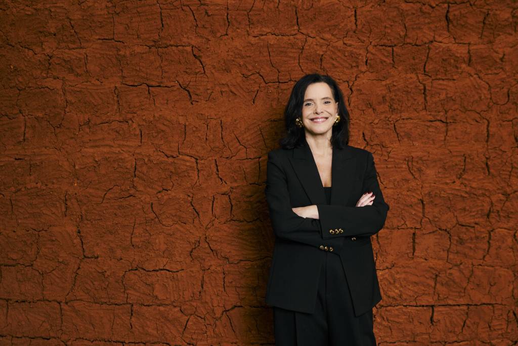 Andrea Pinheiro, presidente da Fundação Bienal de São Paulo, foi a primeira mulher a entregar uma edição da mostra. Com formação em Administração de Empresas e MBA pela Universidade de Nova York (NYU), atuou por mais de 20 anos no setor financeiro – trazendo para a nova função uma bagagem de governança, captação de recursos e lideranças estratégicas.