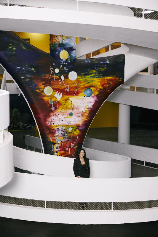 Andrea Pinheiro, presidente da Fundação Bienal de São Paulo, foi a primeira mulher a entregar uma edição da mostra. Com formação em Administração de Empresas e MBA pela Universidade de Nova York (NYU), atuou por mais de 20 anos no setor financeiro – trazendo para a nova função uma bagagem de governança, captação de recursos e lideranças estratégicas.