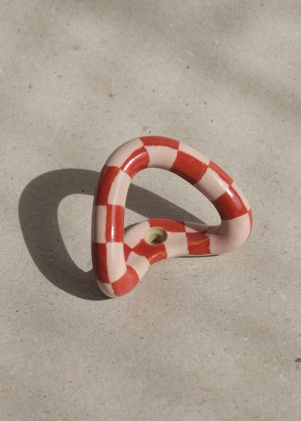 Gancho de cerâmica quadriculado vermelho e champagne