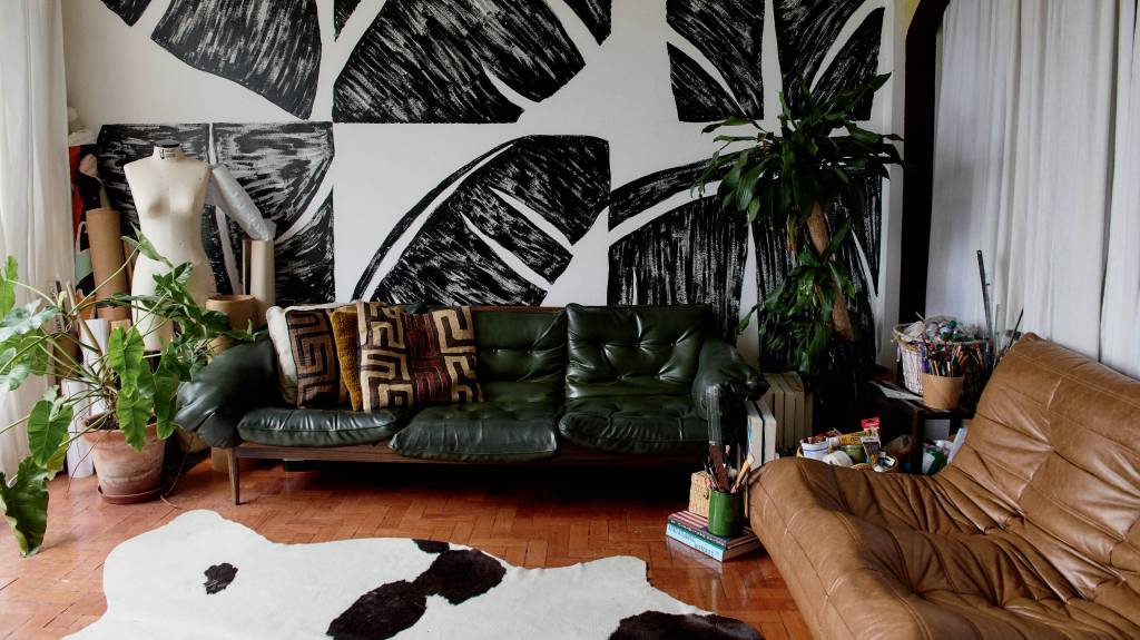 O apartamento tropical com vista para o Pão de Açúcar que virou lar e ateliê