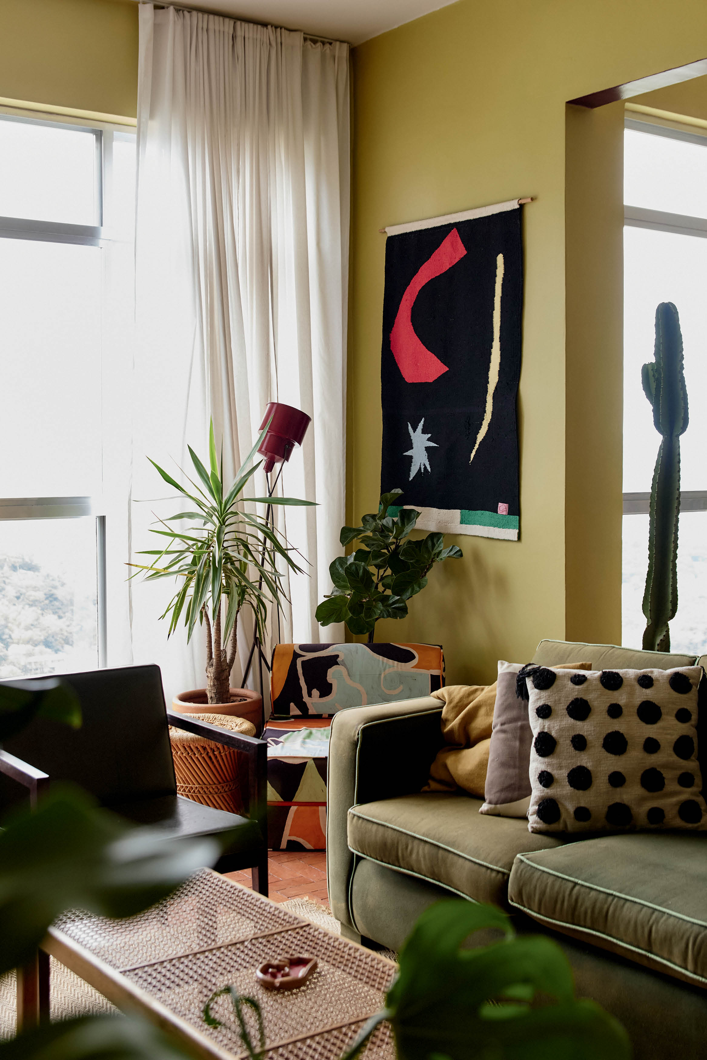 Sala de estar com decora&ccedil;&atilde;o brasileira