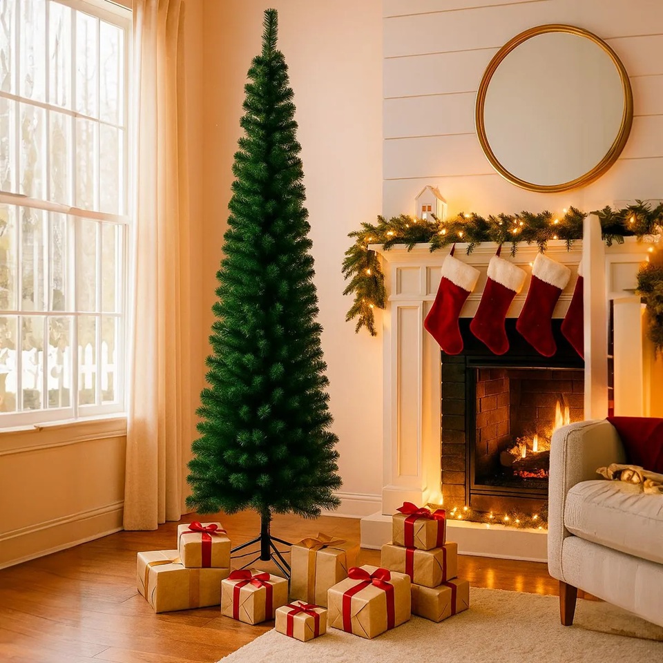 Sala decorada para o Natal com &aacute;rvore slim verde, lareira acesa e presentes no ch&atilde;o, representando os enfeites e itens acess&iacute;veis vendidos na Niazi Chohfi, tradicional loja da Rua 25 de Mar&ccedil;o em S&atilde;o Paulo, conhecida por oferecer &aacute;rvores, pisca-pisca e decora&ccedil;&atilde;o natalina barata