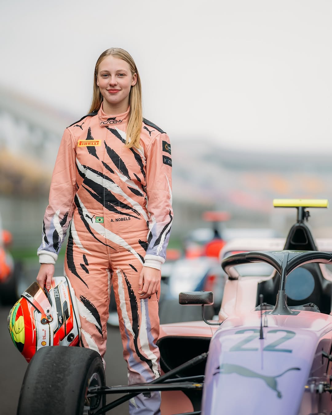 Mulher loira pilota ao lado de kart