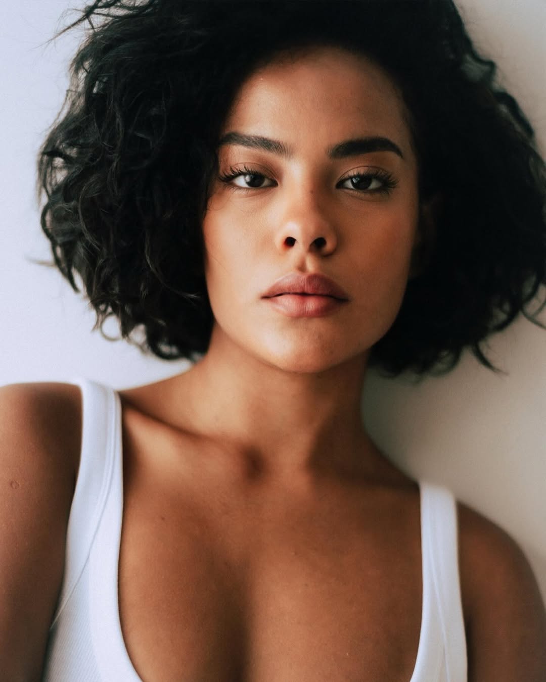 Foto de Bella Campos usando cabelo cacheado chanel