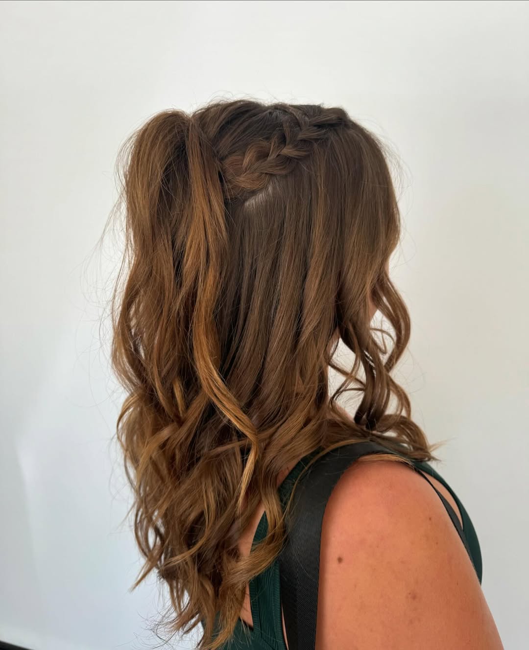 Cabelo solto com ondas largas para formatura 2025