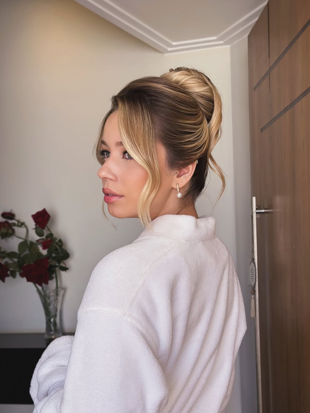 Coque cl&aacute;ssico com mechas frontais soltas para formatura