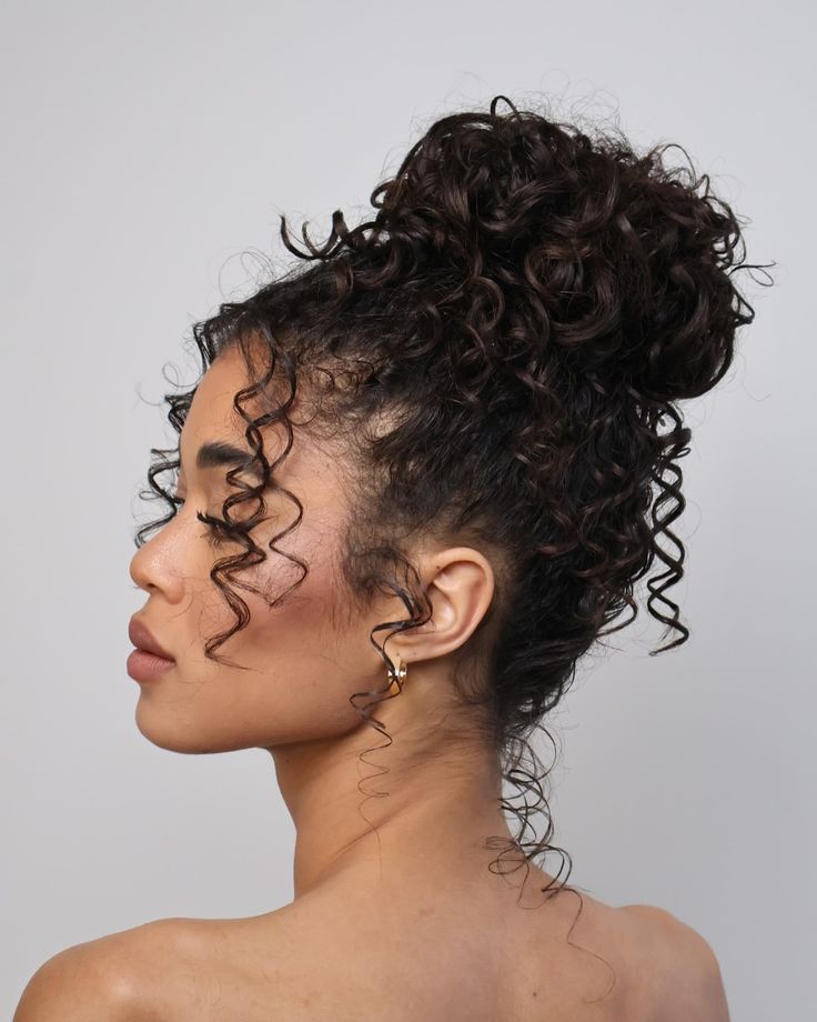 Coque alto com volume e cachos soltos para formatura