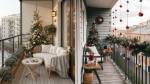 Duas varandas de apartamentos decoradas para o Natal