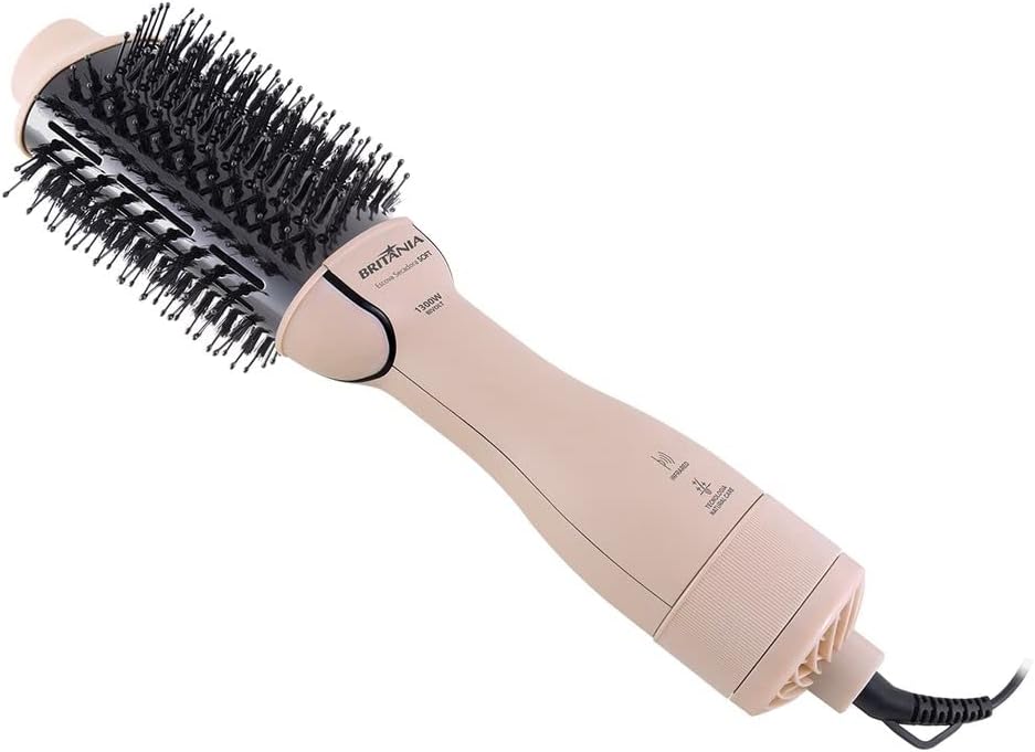 Homem e mulher sentados na sala usando toucas de papai noel e abrindo presentes de natal