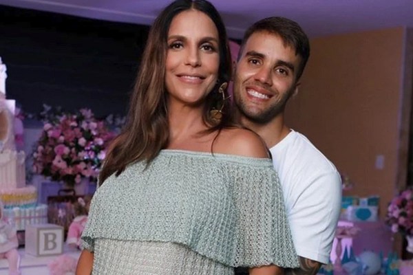 Foto de Ivete Sangalo ao lado de Daniel Cady, sorrindo, em ambiente decorado com flores e objetos festivos, antes de tornarem público o fim do casamento.