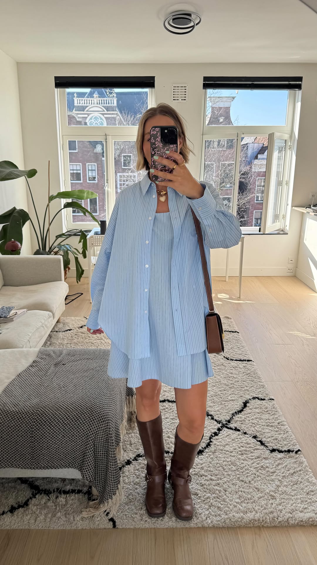 Conjunto azul-claro monocrom&aacute;tico: look f&aacute;cil e elegante