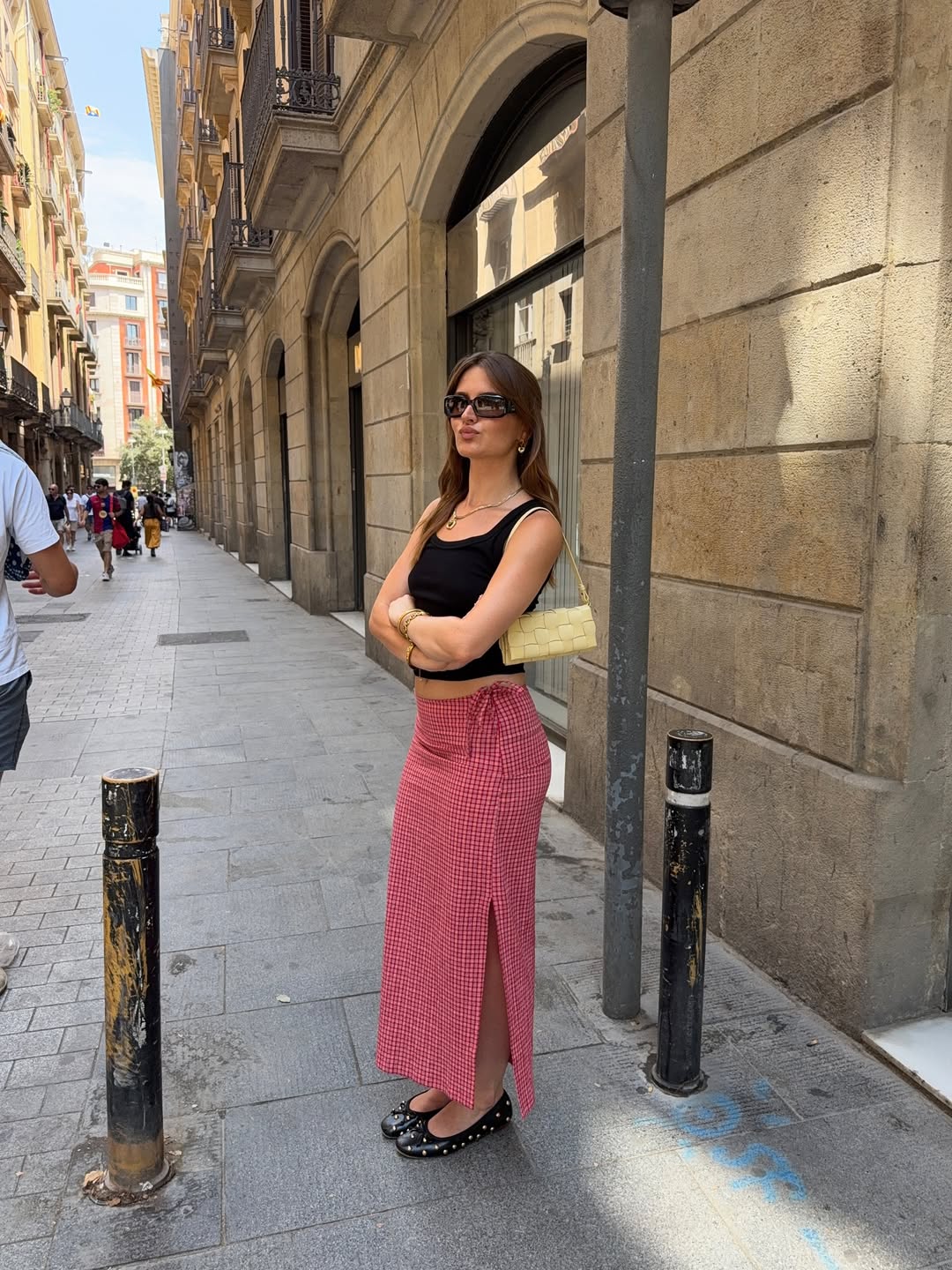 saia vermelha como destaque dos looks de verão