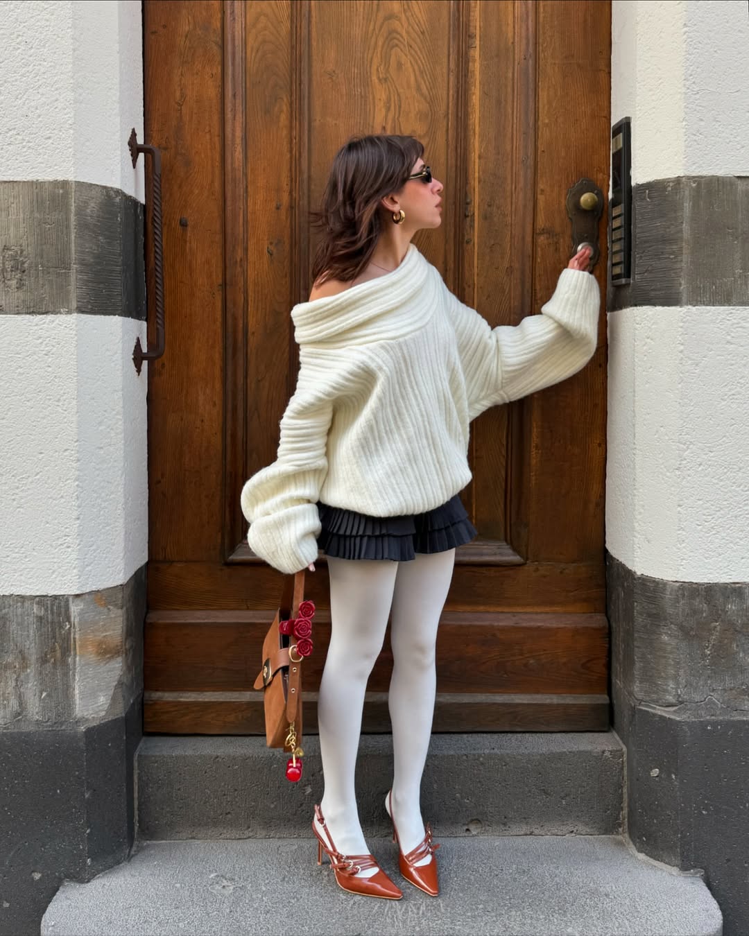 Scarpin de bico fino que alonga a silhueta