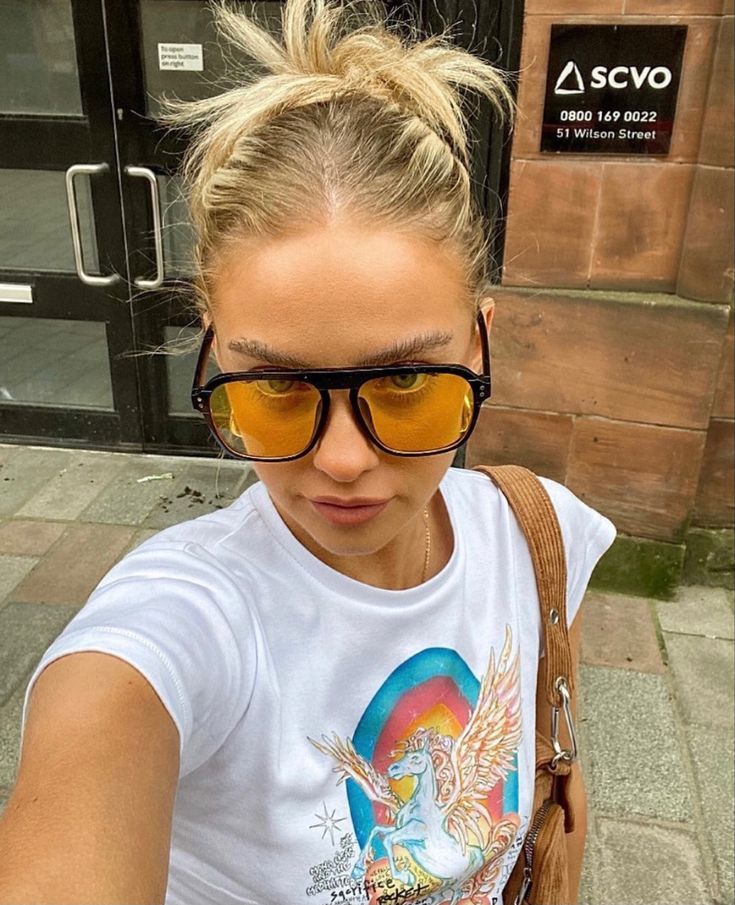 &Oacute;culos oversized com lentes amarelas no ver&atilde;o