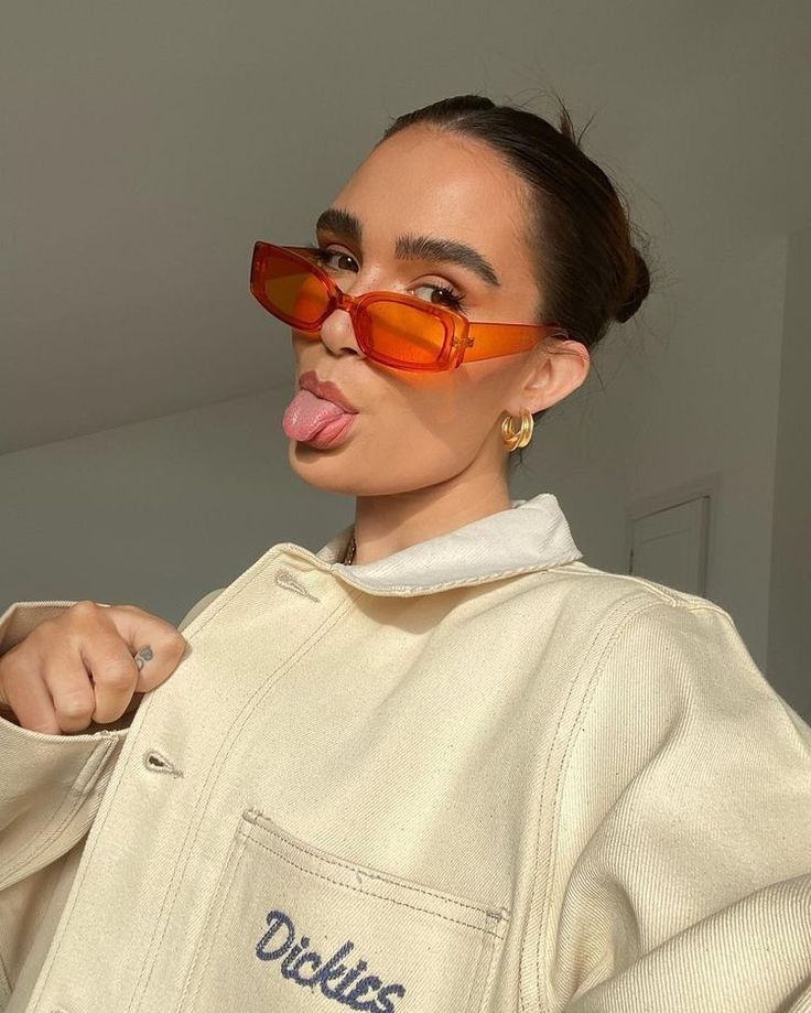 &Oacute;culos com lentes laranja para destacar o look de ver&atilde;o