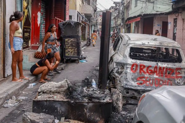 Foto de carros queimados durante a Operação Contenção, no Rio de Janeiro