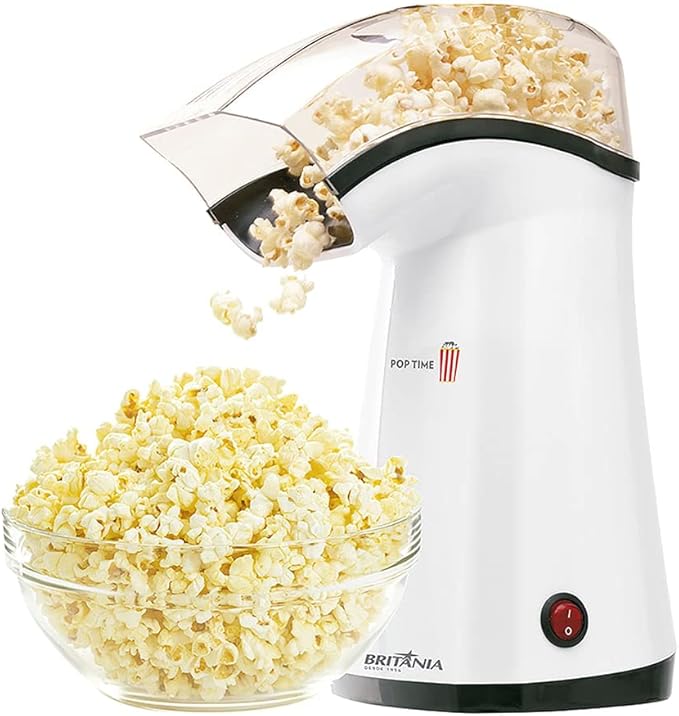 Pipoqueira branca estourando pipoca e depositando direto em bacia transparente