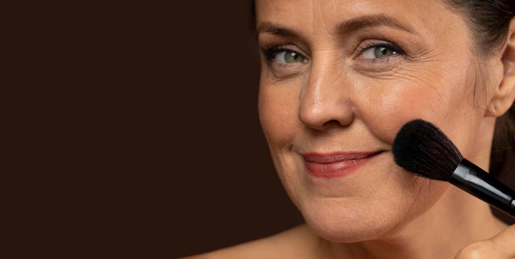 Pó facial envelhece a pele? Não com essas 4 dicas para aplicar em peles maduras