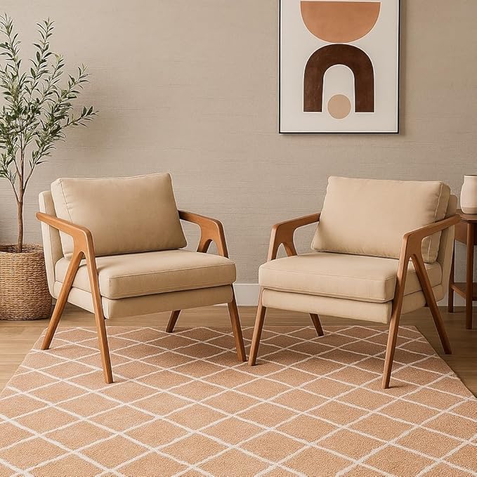 Duas poltronas de madeira maciça e veludo bege