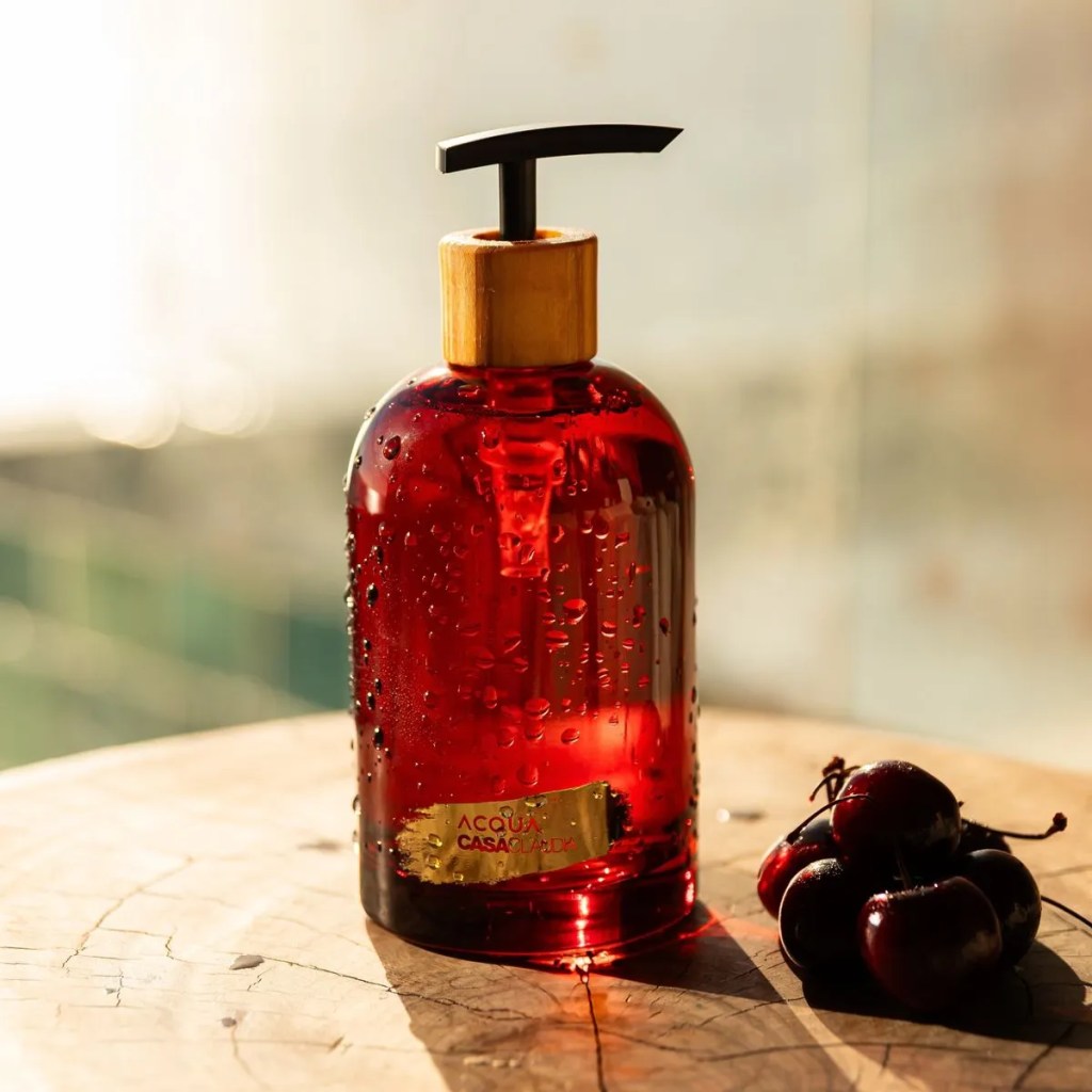 Sabonete líquido de embalagem vinho e tampa de madeira