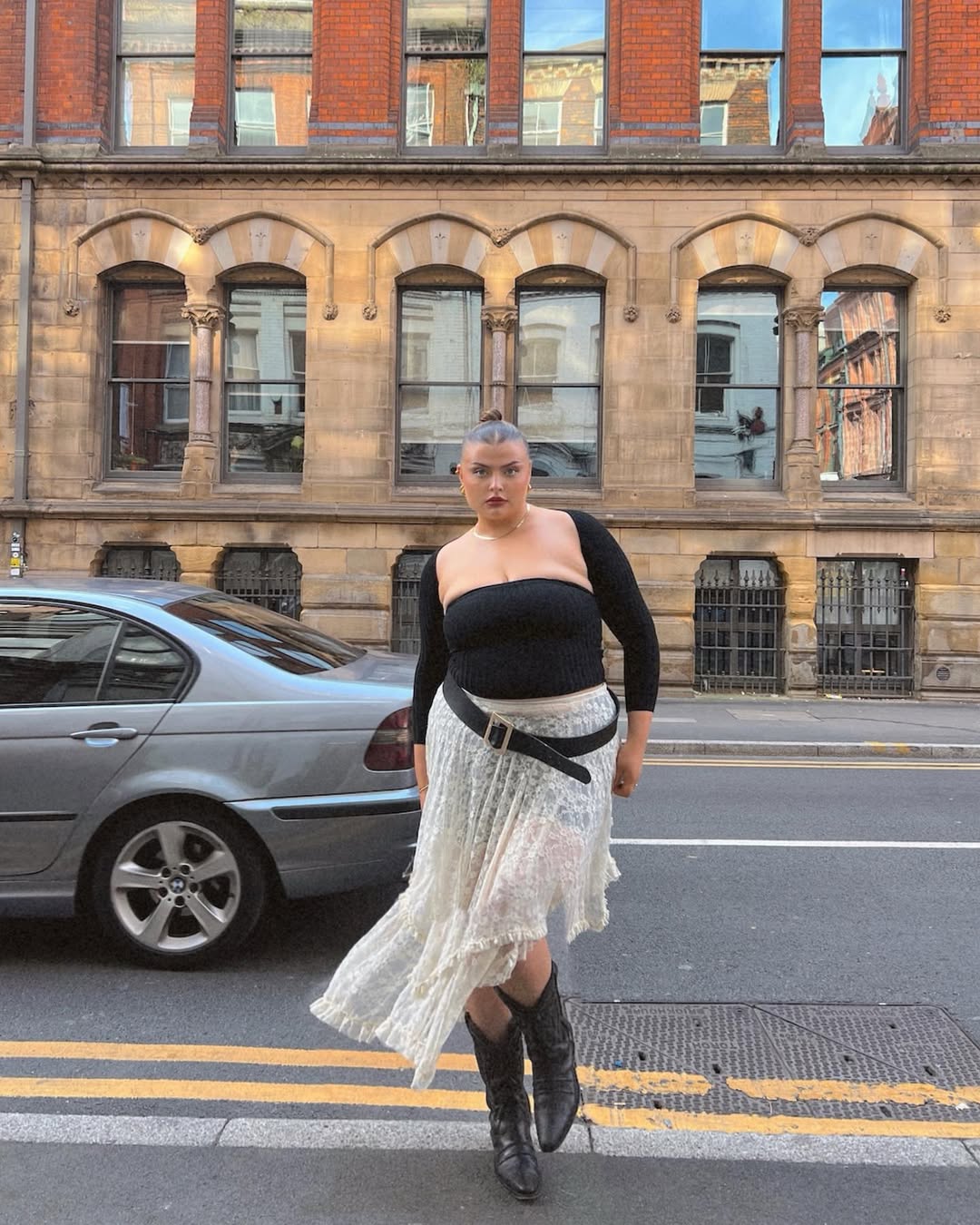 Saia de renda assim&eacute;trica com botas cria visual fashion e cheio de personalidade