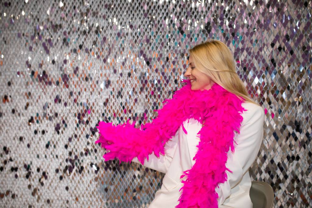 O que significa usar rosa no Ano-Novo? Descubra o que a cor ativa para 2026