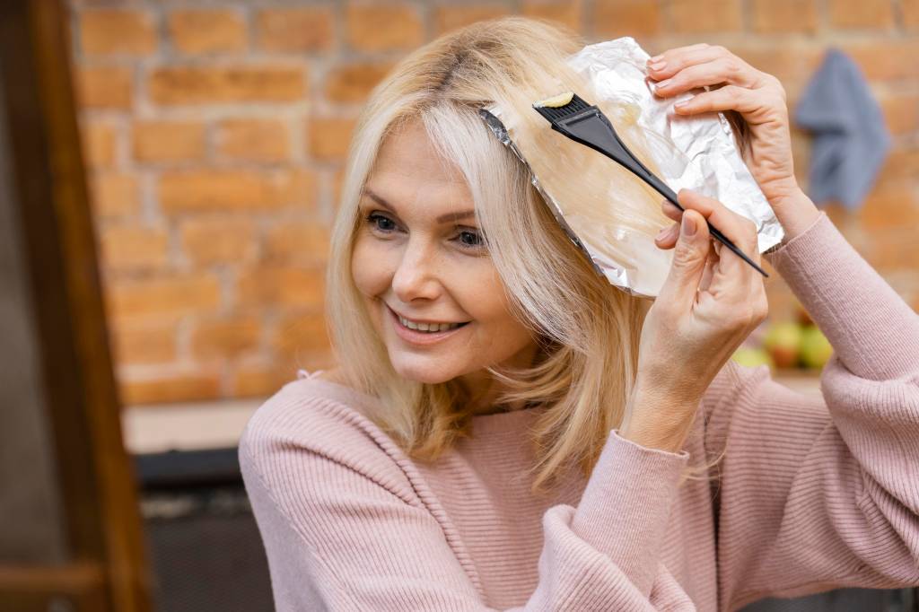 Fios brancos? Essas 5 tintas sem amônia cobrem rápido e sem agredir