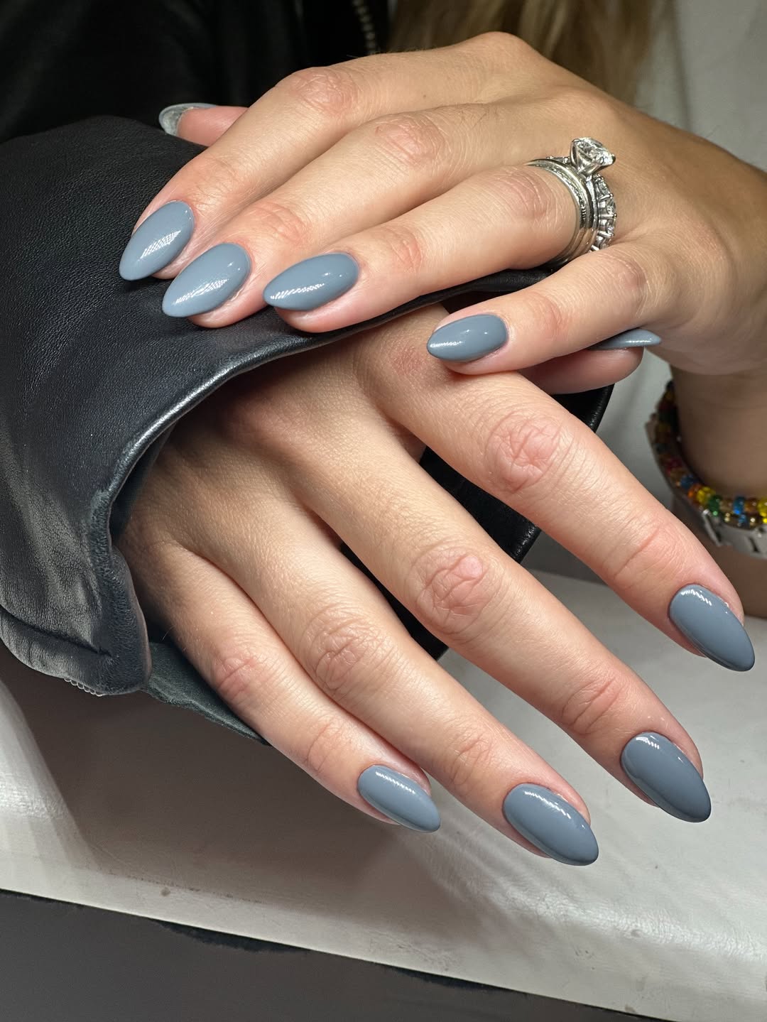 Unhas cinza m&eacute;dio com acabamento cremoso e visual elegante