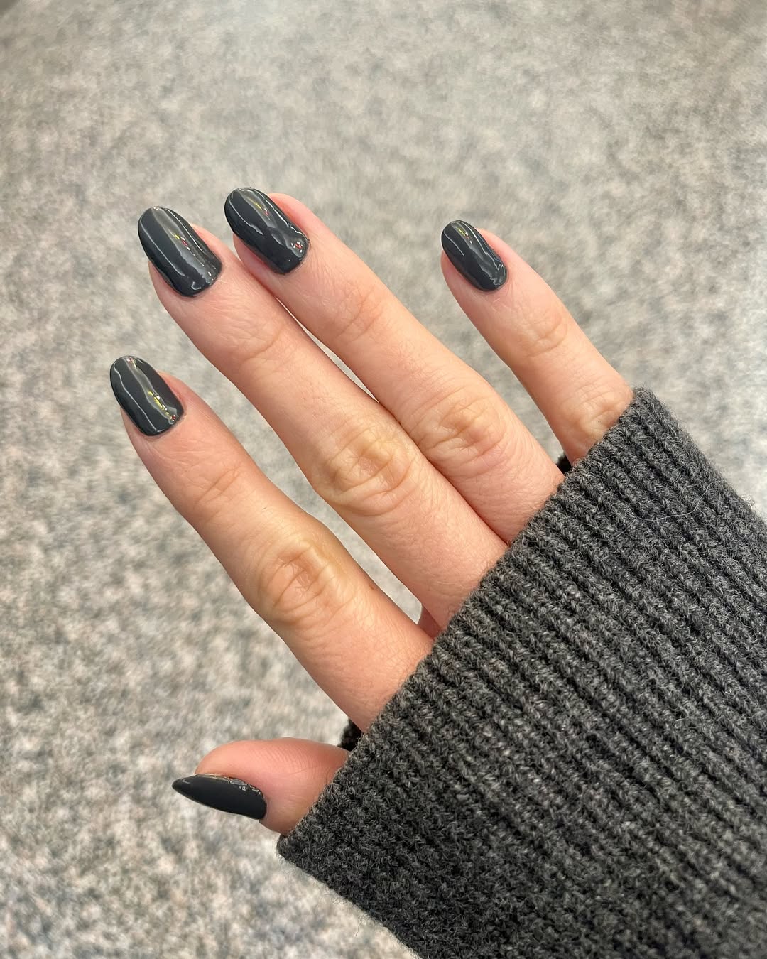 Unhas cinza escuro com acabamento cremoso