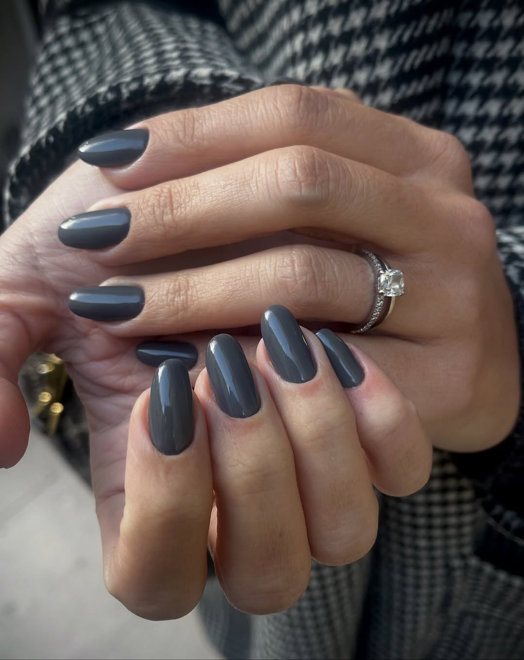 Unhas cinza chumbo com acabamento brilhoso