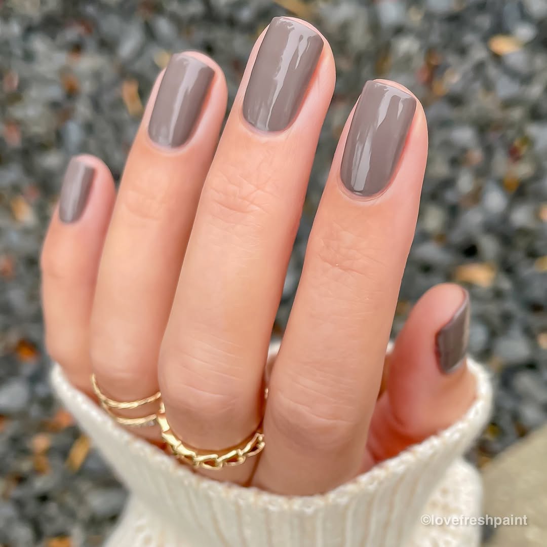 Esmalte bege acinzentado &eacute; aposta moderna e neutra para qualquer ocasi&atilde;o