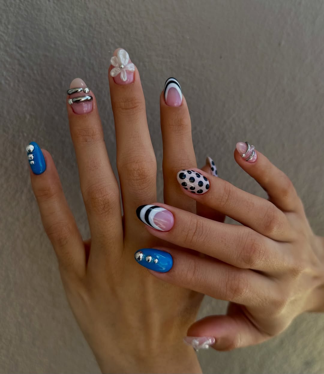 Inspira&ccedil;&atilde;o de unhas acrigel decoradas com design gr&aacute;fico e aplica&ccedil;&atilde;o met&aacute;lica