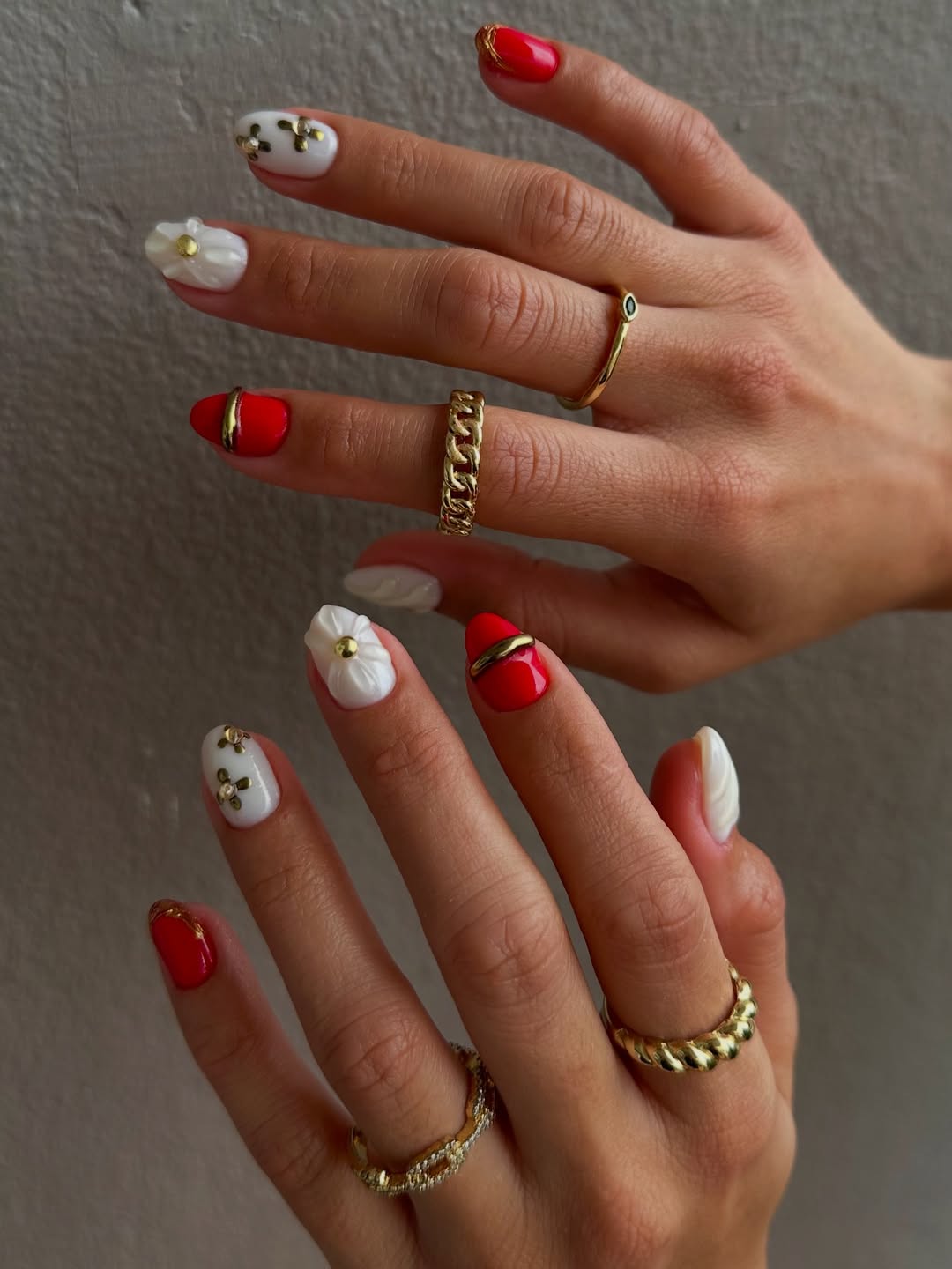 Unhas acrigel vermelhas e brancas com flores e detalhes dourados