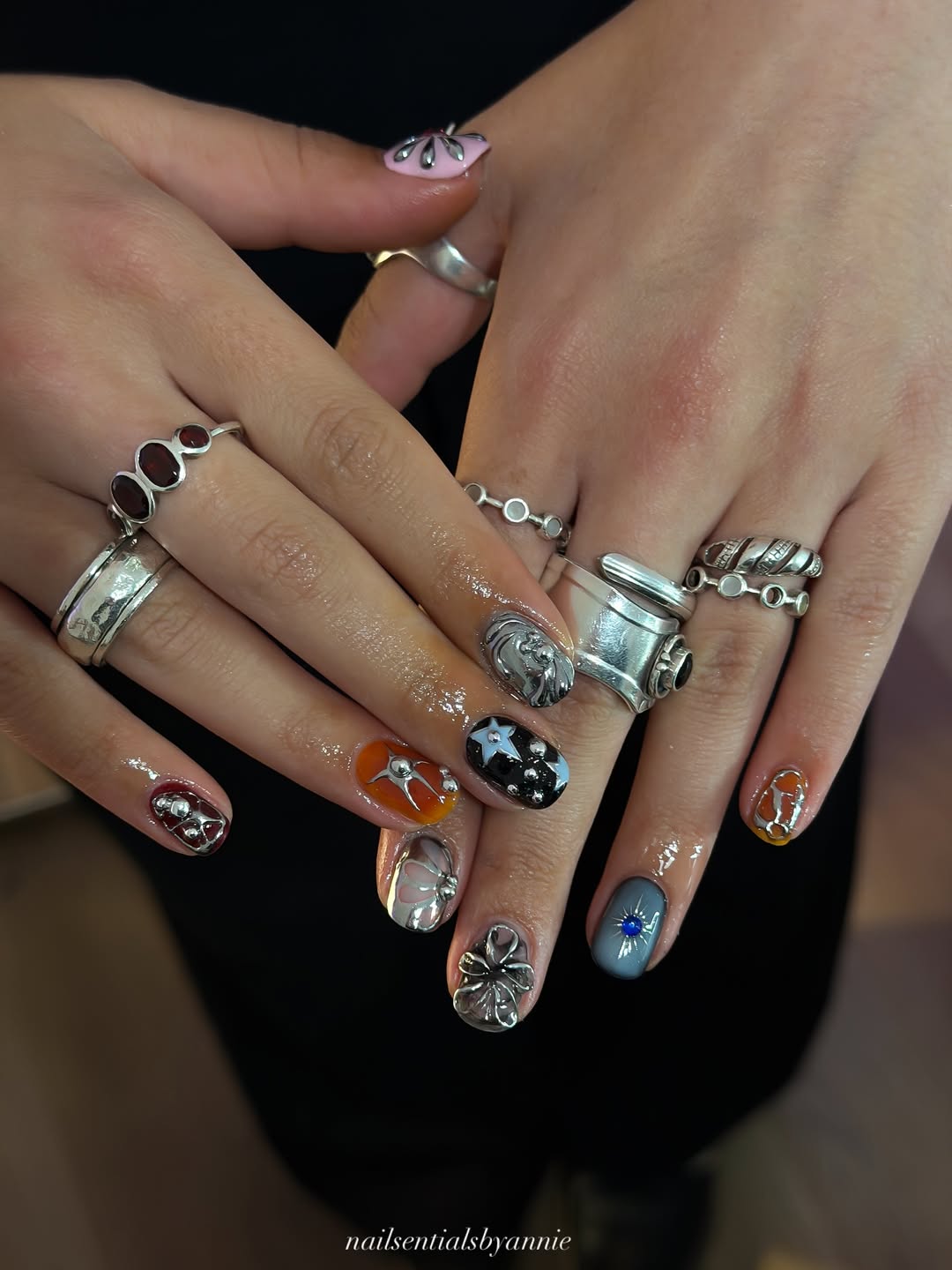 Unhas acrigel com decora&ccedil;&atilde;o met&aacute;lica e pedrarias em diferentes cores