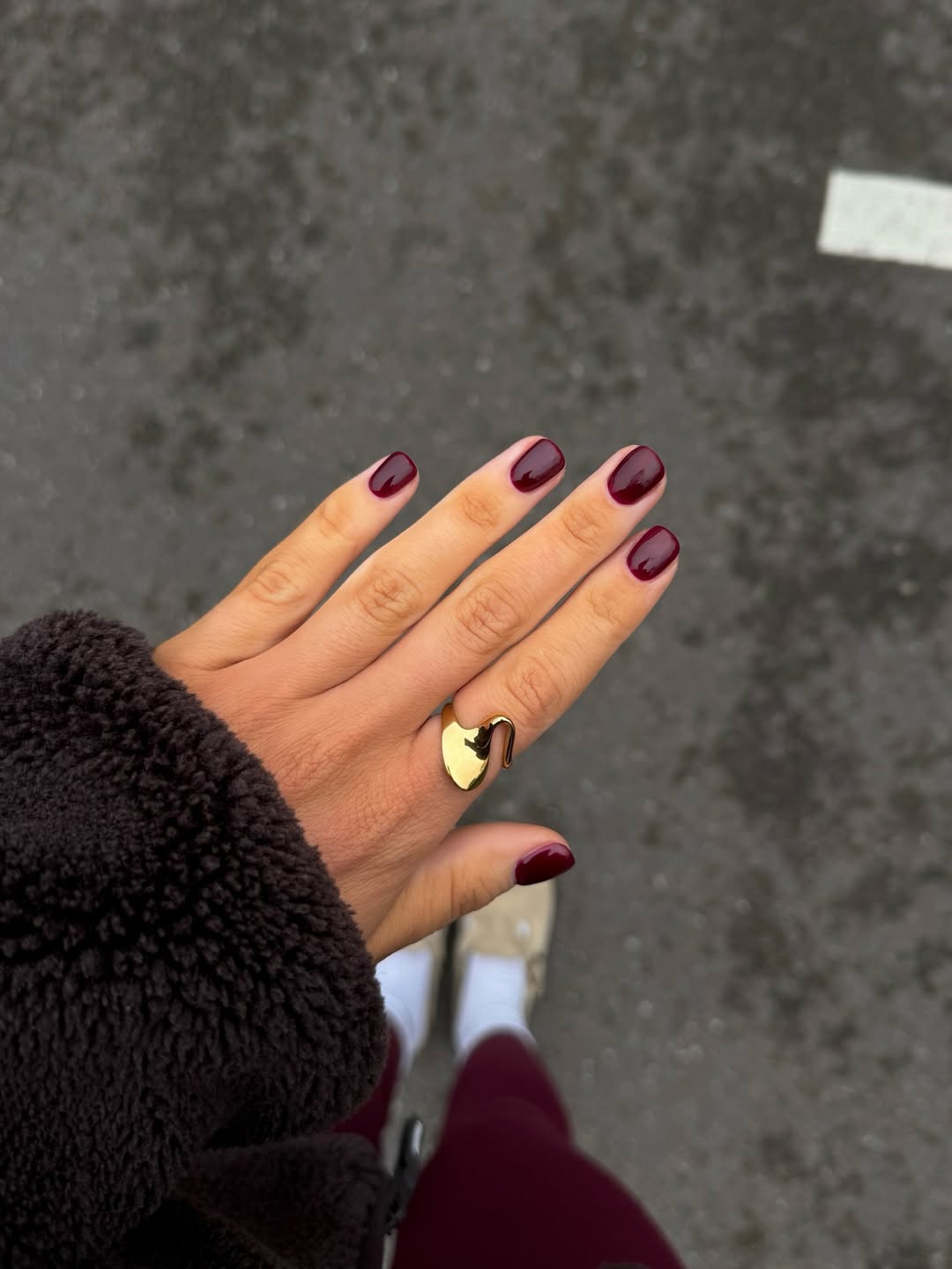 Esmalte vinho traz sofistica&ccedil;&atilde;o e combina com todos os tons de pele