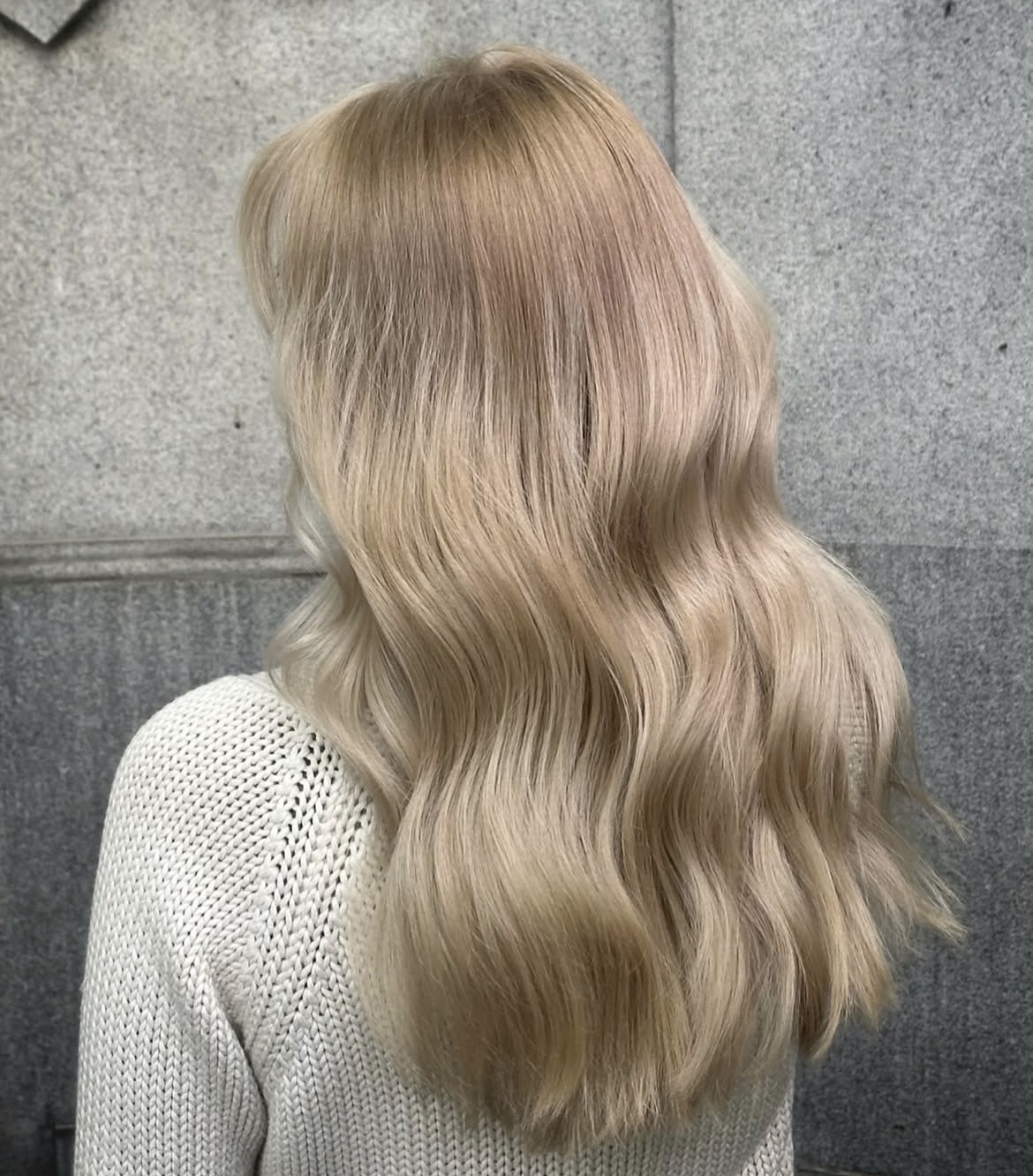 Imagem de mulher loira com cabelos longos.