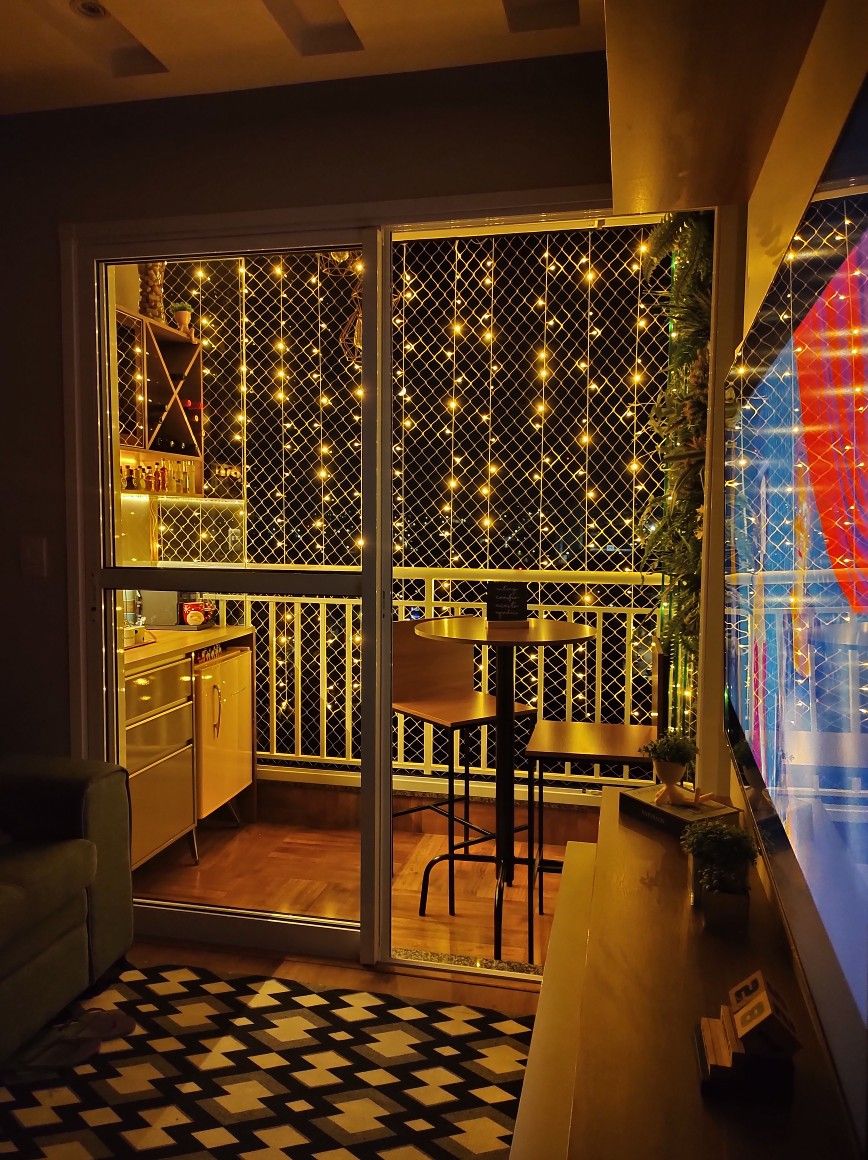 Varanda decorada com cortina de luzes pisca-pisca