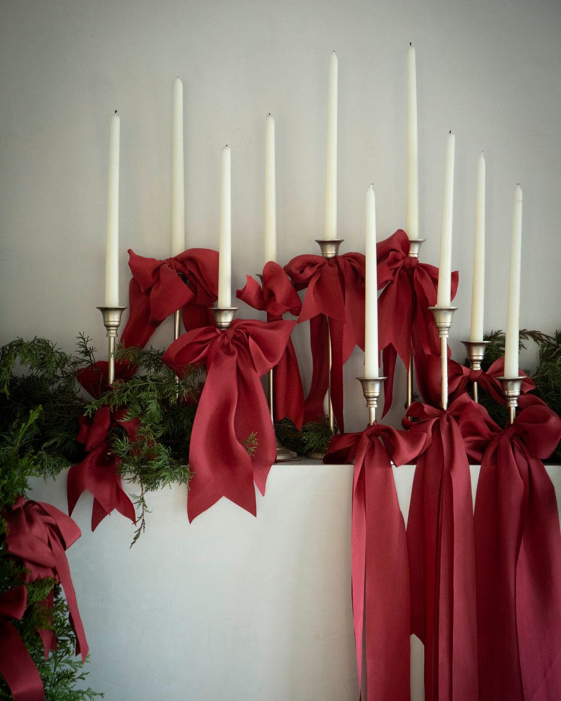 Diversas velas decoradas com la&ccedil;os de Natal