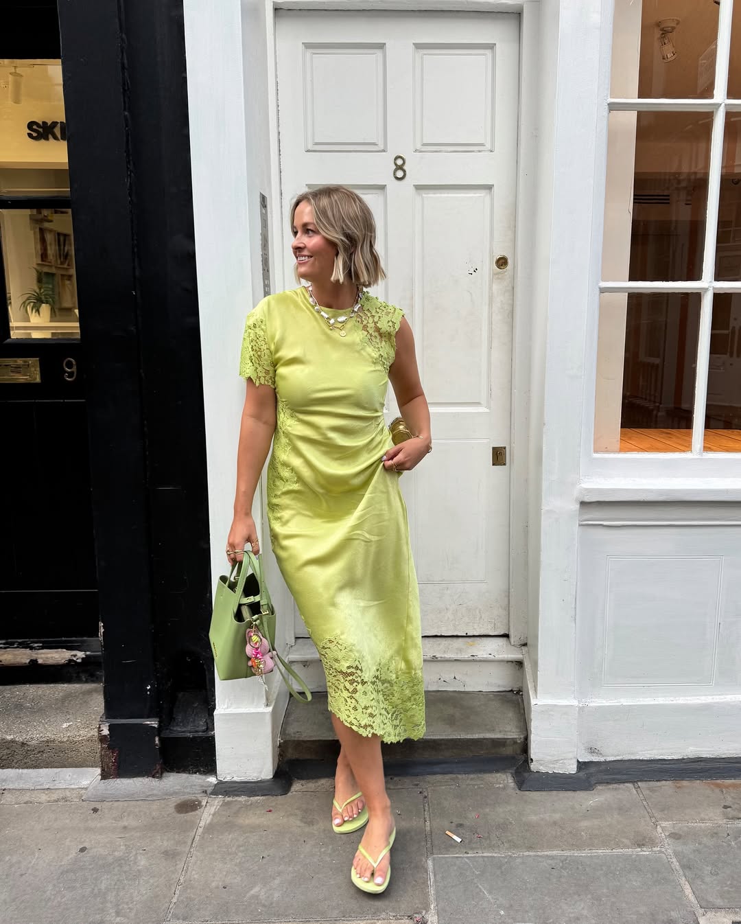 Vestido verde limão como aposta vibrante do verão