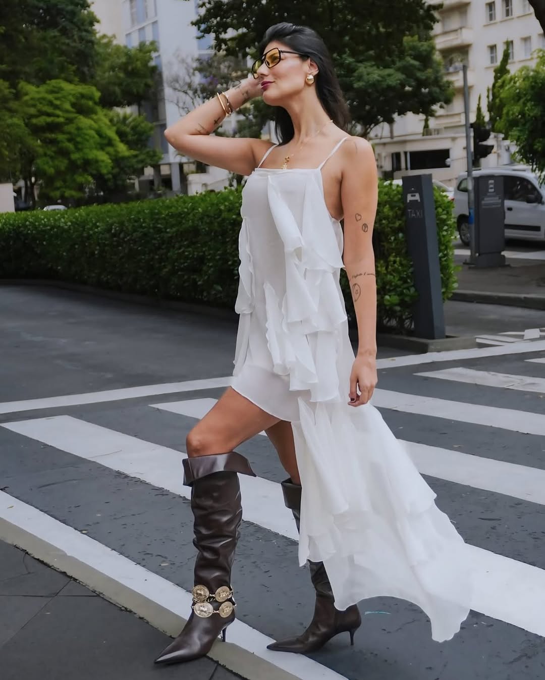 Vestido branco assim&eacute;trico com botas traz toque moderno ao look urbano