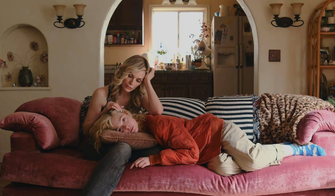 A trama da Apple TV+ é baseada no livro de Rufi Thorpe e conta com Elle Fanning no papel principal. A história, que também tem Michelle Pfeiffer no elenco, acompanha uma jovem que largou a faculdade para ser escritora e acaba engravidando – tendo que encontrar formas criativas para lidar com as contas e criar seu bebê.