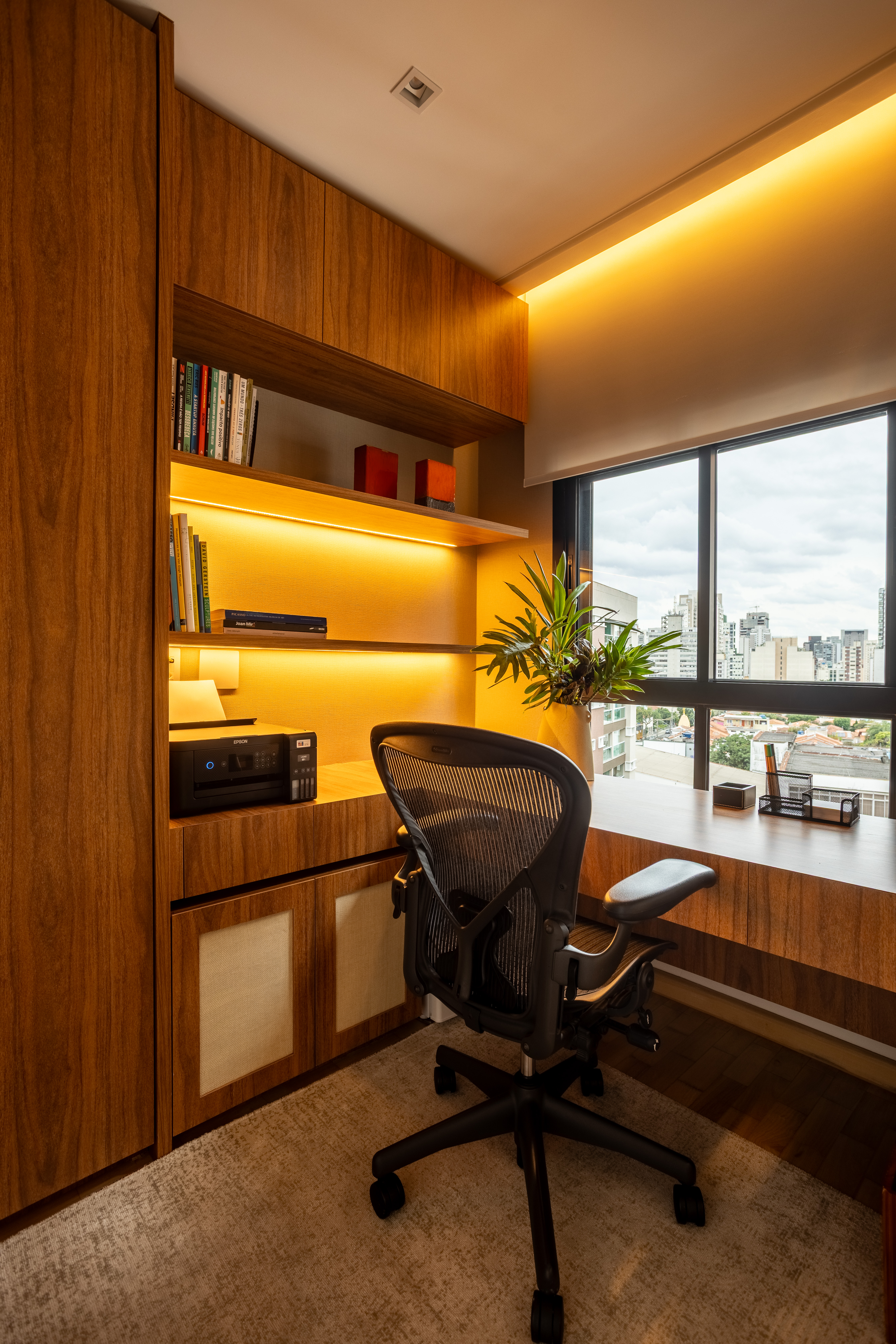 Escrit&oacute;rio com ilumina&ccedil;&atilde;o embutida com fitas de LED.