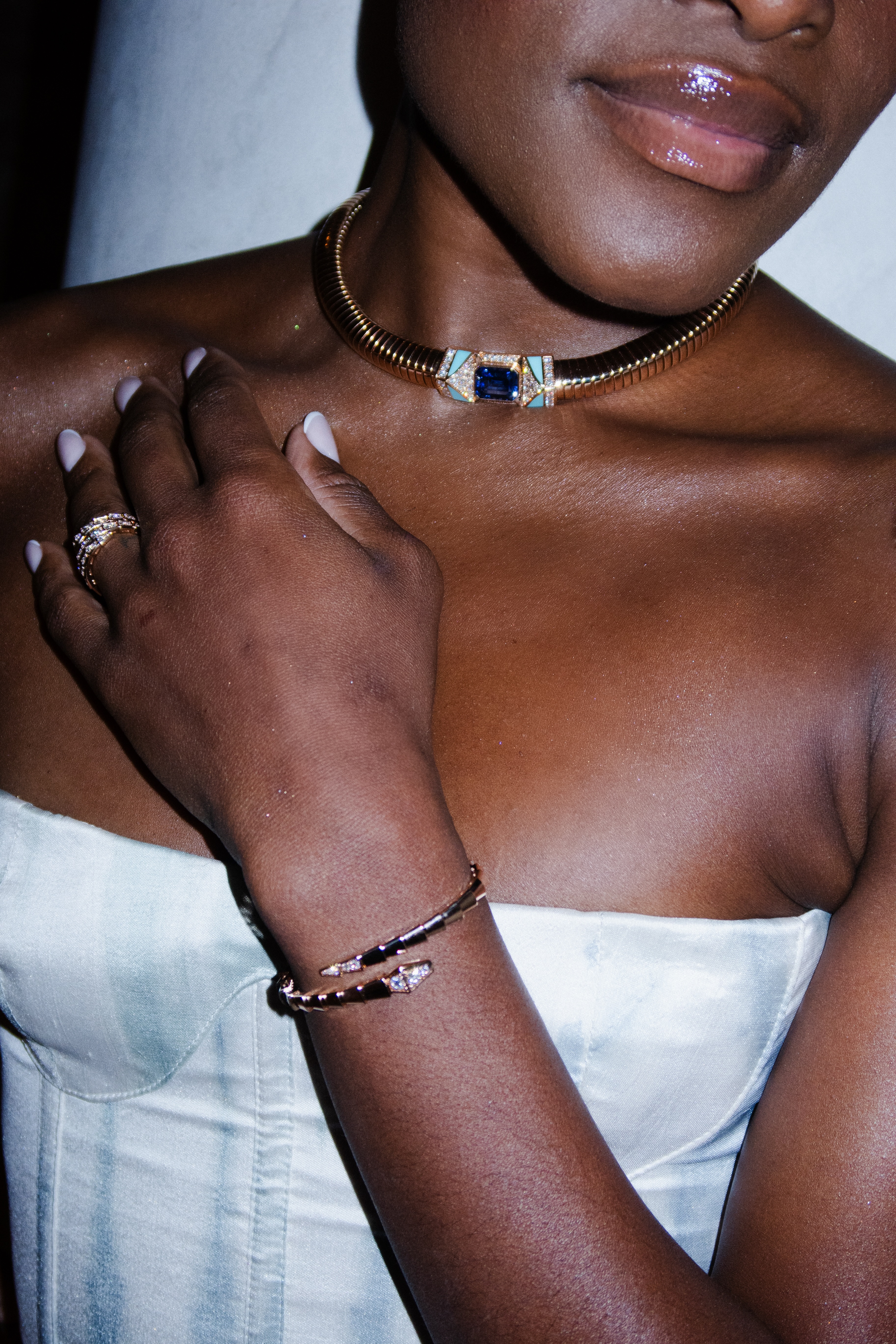 Foto do colo de Ingrid Silva. Ela usa joias da Bvgari