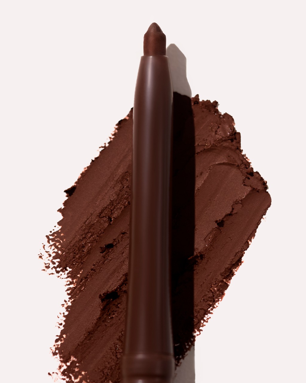 Imagem de lapiseira marrom de mari maria makeup para disfarçar olho caído