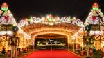 Portal de entrada de Campos do Jordão iluminado e decorado para o Natal.