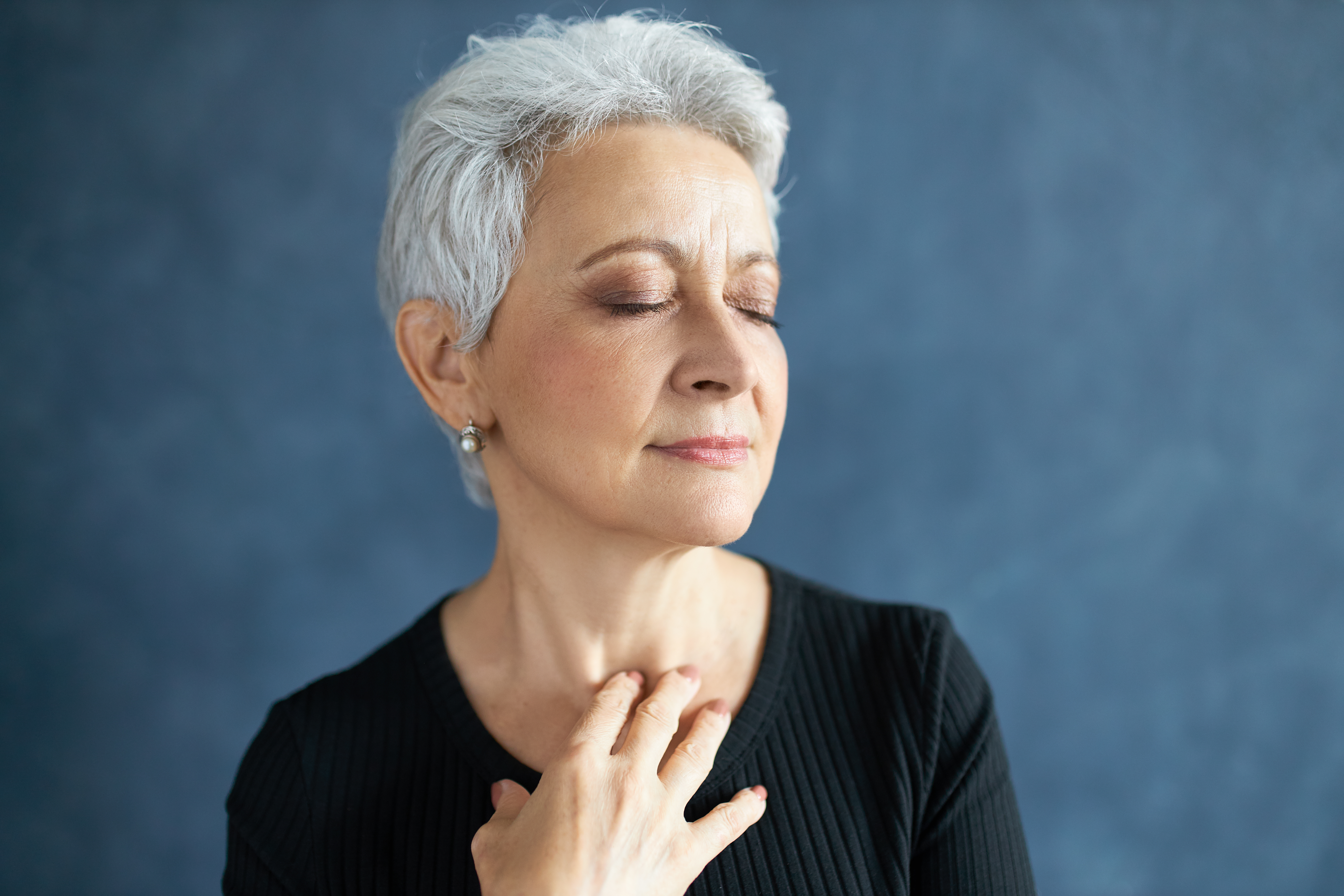 Foto de uma mulher branca e com pele madura usando uma maquiagem com sombra marrom