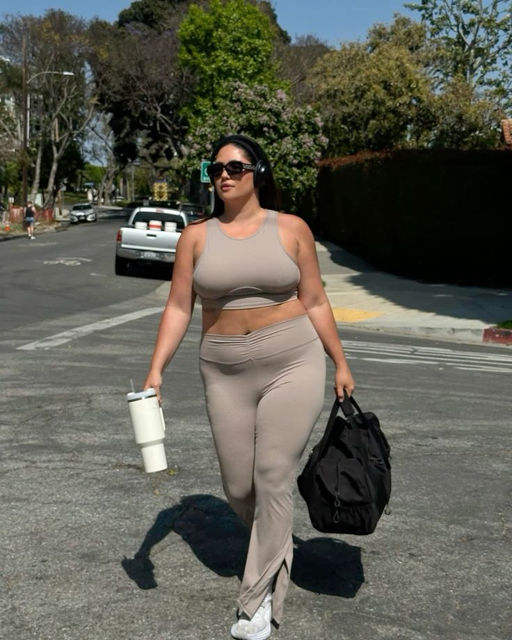 Legging flare fitness em tom neutro com top esportivo