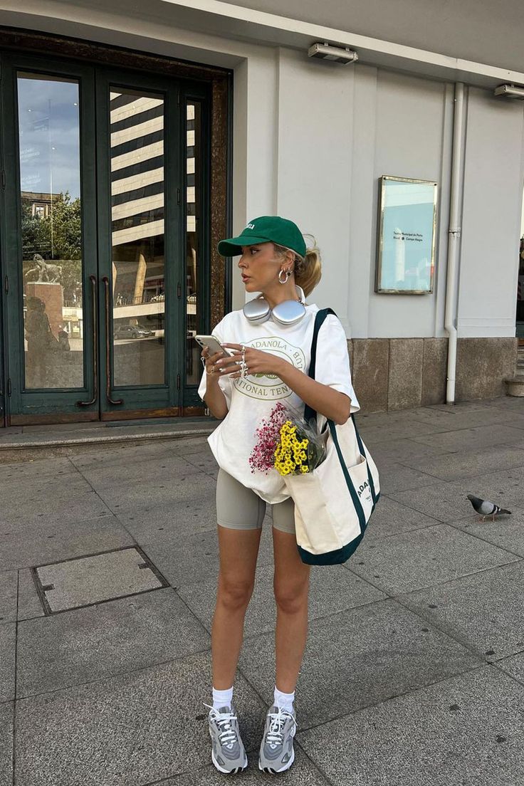 Look com camiset&atilde;o oversized e short biker para treino